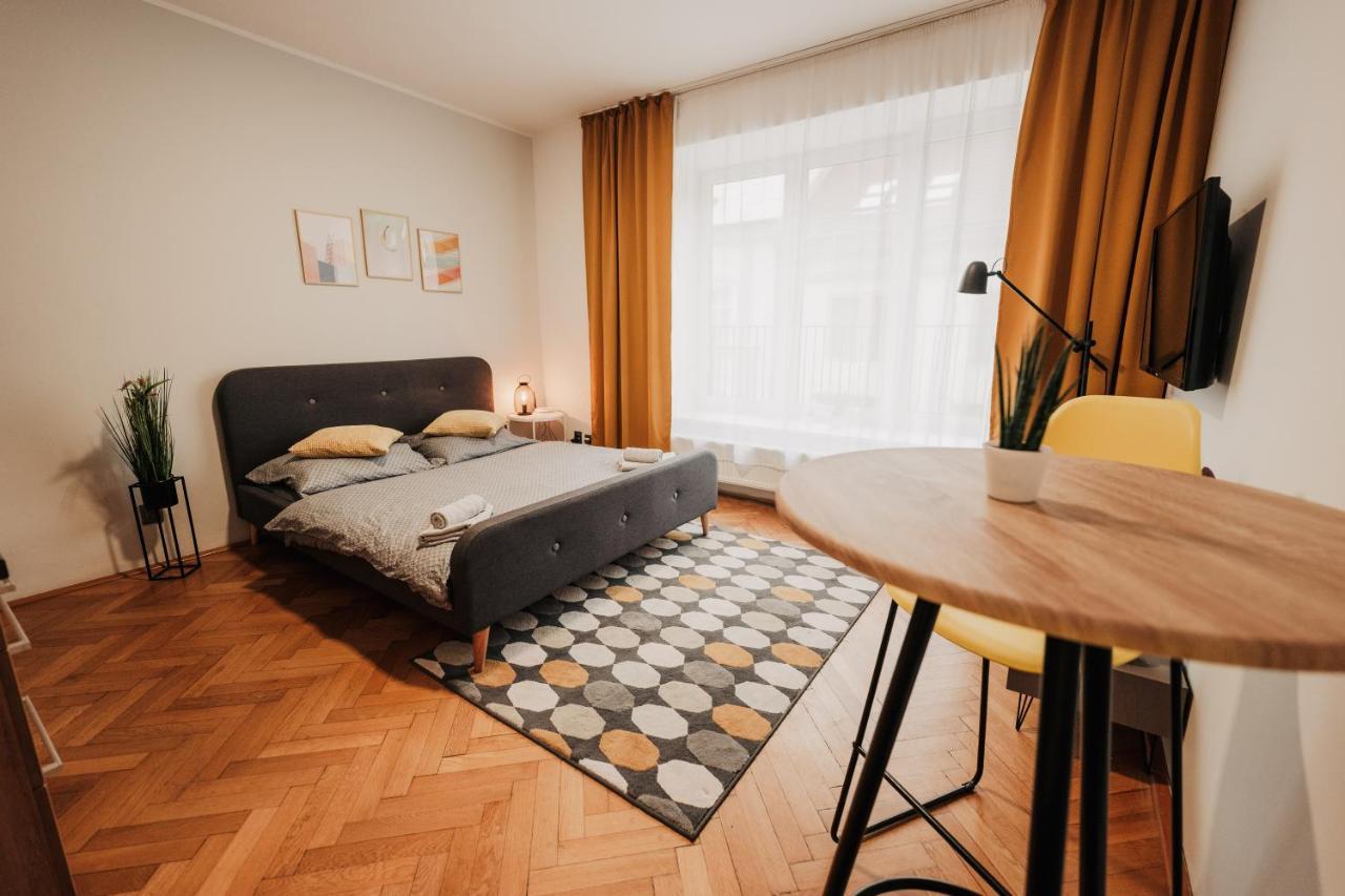 شقة Elegant Studio, 400M From The Square بلزن المظهر الخارجي الصورة