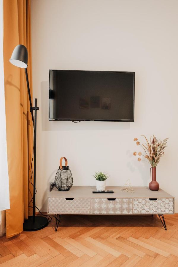 شقة Elegant Studio, 400M From The Square بلزن المظهر الخارجي الصورة